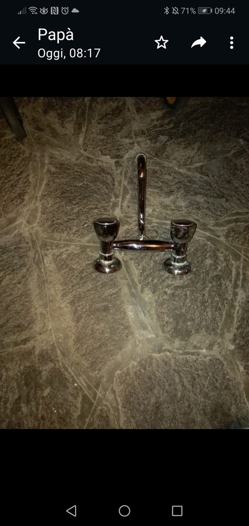 RUBINETTO CON ATTACCHI acqua calda/tredda