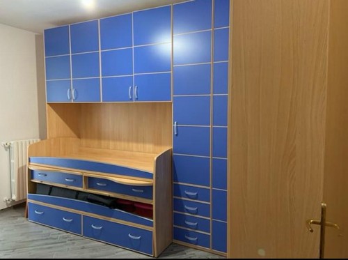 cameretta con armadio a ponte e libreria