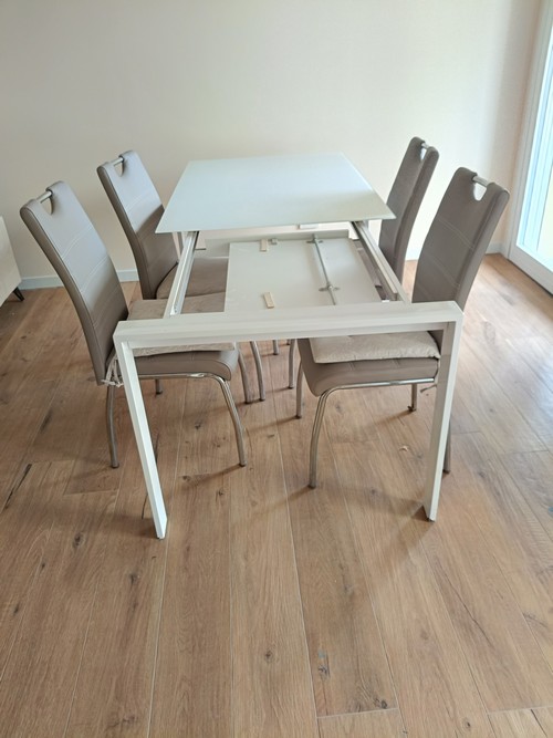 tavolo in vetro bianco allungabile con 4 sedie