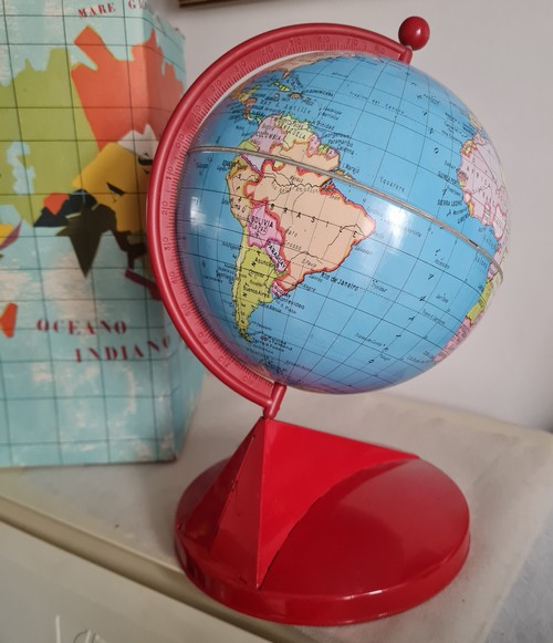 Mappamondo modernariato in metallo rosso anni 60�.