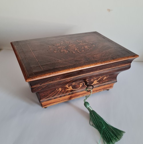 Antica scatola  a urna in  legno, portagioie con s