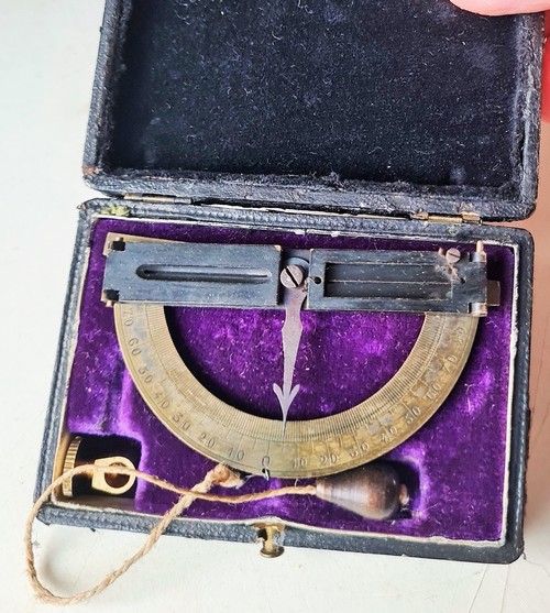 Antico strumento goniometro semicircolare in otton