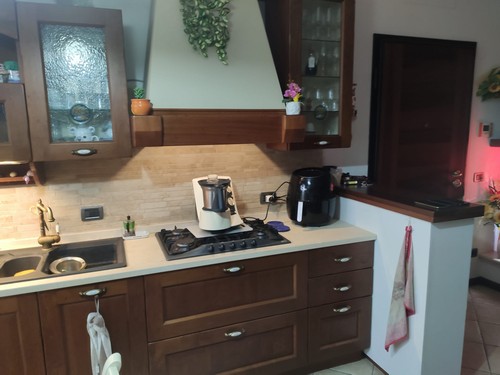 Vendo CUCINA IN LEGNO MASSELLO compresa di tavolo 