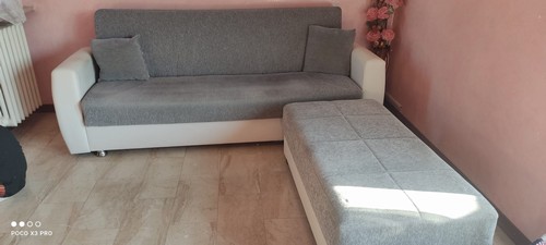 divano letto tre posti con pouff